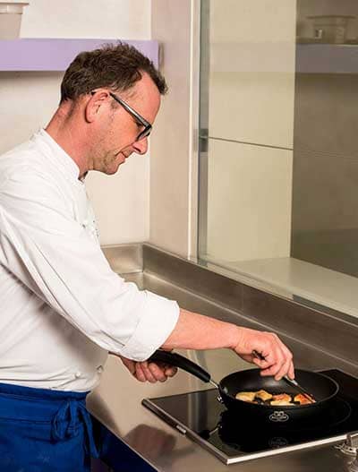Lo Chef stellato Daniel Facen ai fornelli Chef stellato Daniel Facen